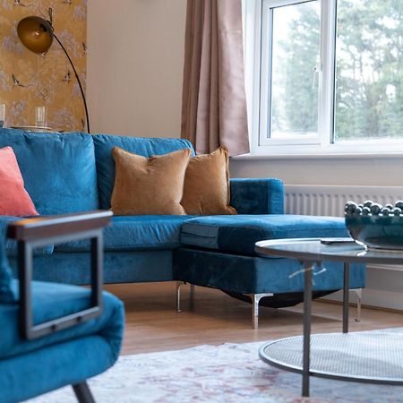 Stylish 4 Bedroom Spacious Retreat With Parking - Sleeps 10 - Families & Contractors Canterbury Eksteriør bilde
