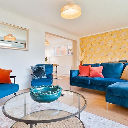 Stylish 4 Bedroom Spacious Retreat With Parking - Sleeps 10 - Families & Contractors Canterbury Eksteriør bilde