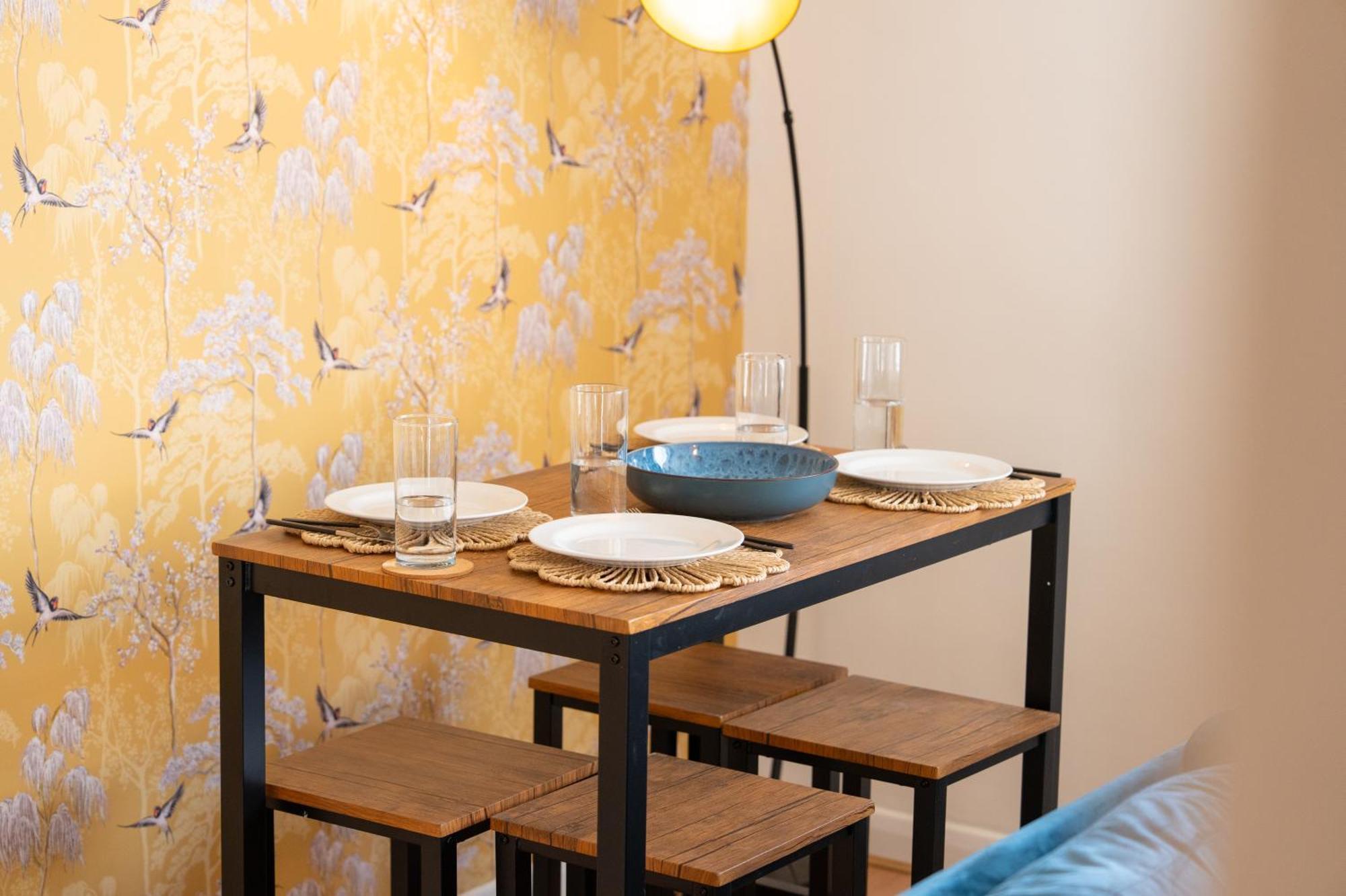 Stylish 4 Bedroom Spacious Retreat With Parking - Sleeps 10 - Families & Contractors Canterbury Eksteriør bilde