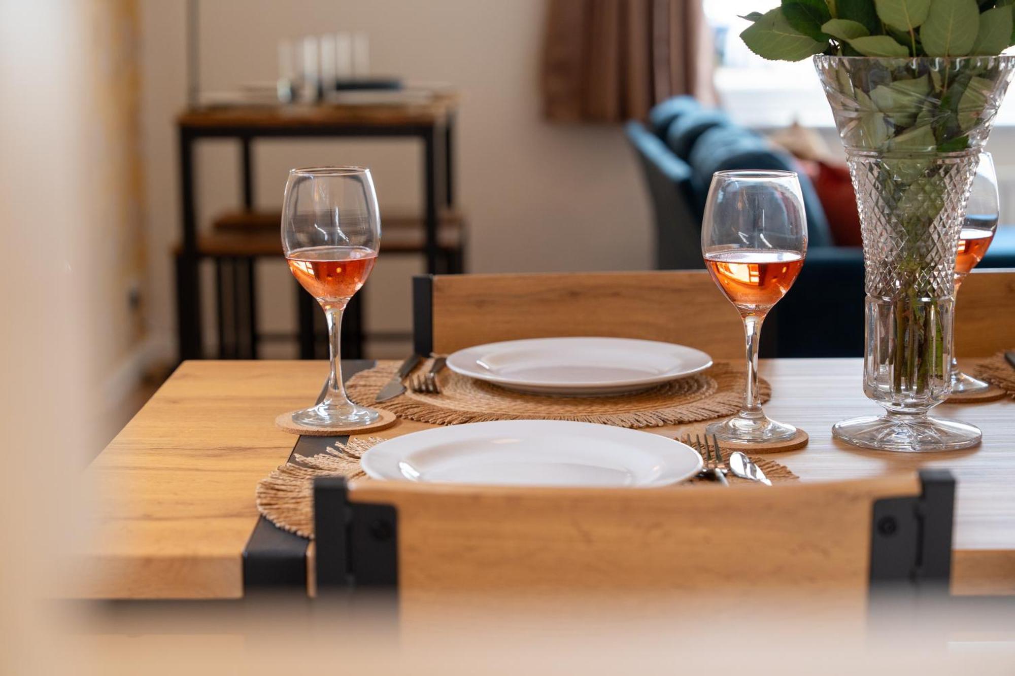 Stylish 4 Bedroom Spacious Retreat With Parking - Sleeps 10 - Families & Contractors Canterbury Eksteriør bilde