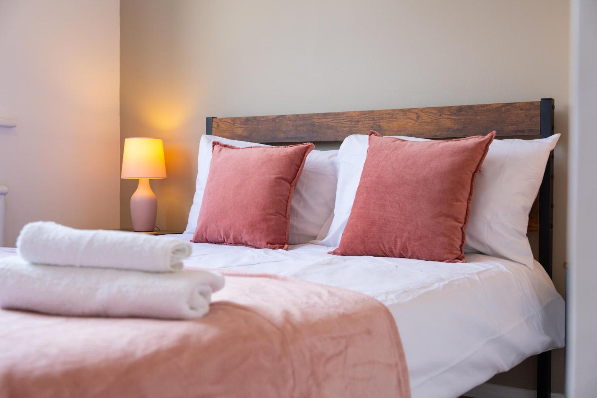 Stylish 4 Bedroom Spacious Retreat With Parking - Sleeps 10 - Families & Contractors Canterbury Eksteriør bilde