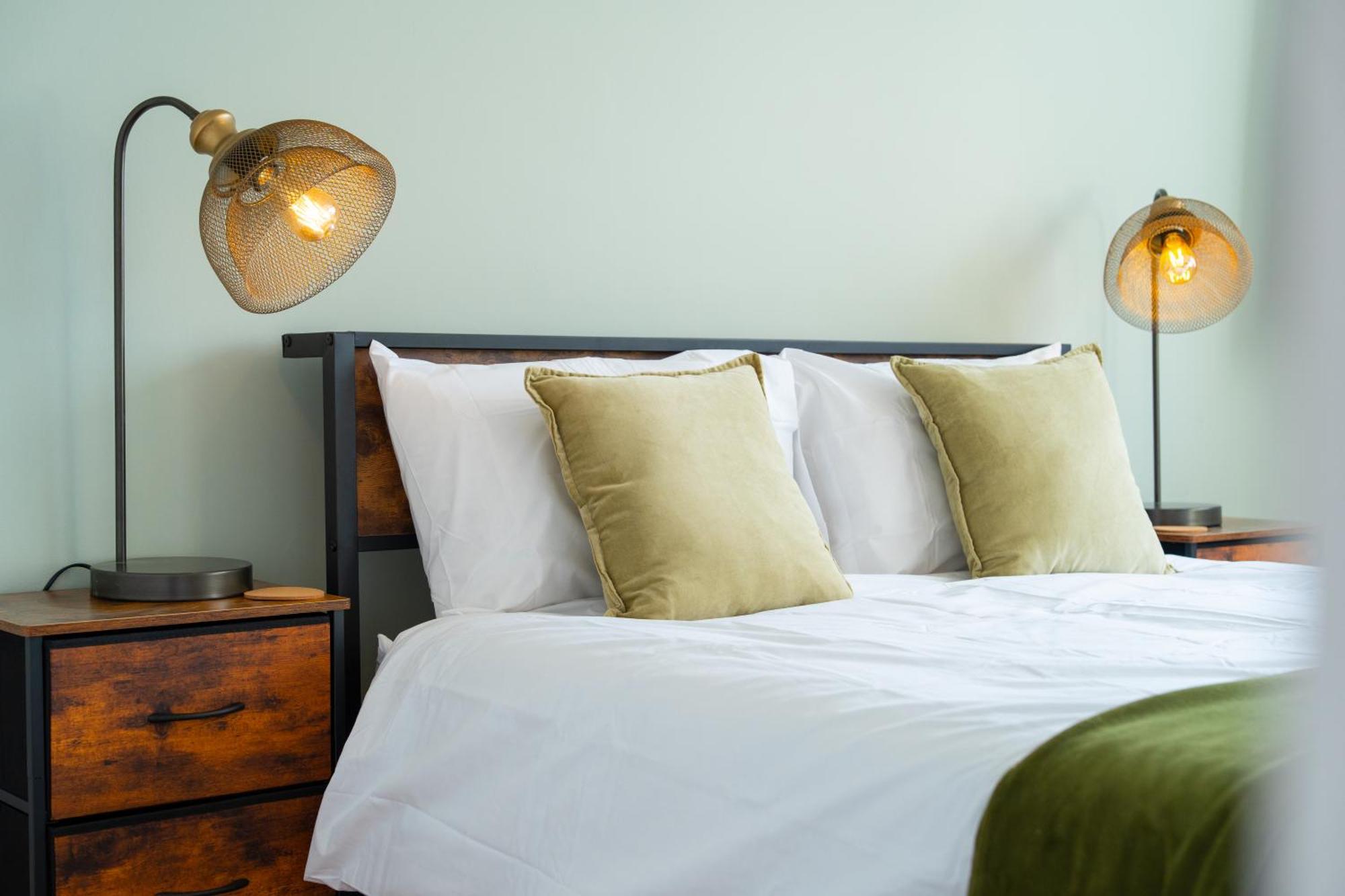 Stylish 4 Bedroom Spacious Retreat With Parking - Sleeps 10 - Families & Contractors Canterbury Eksteriør bilde