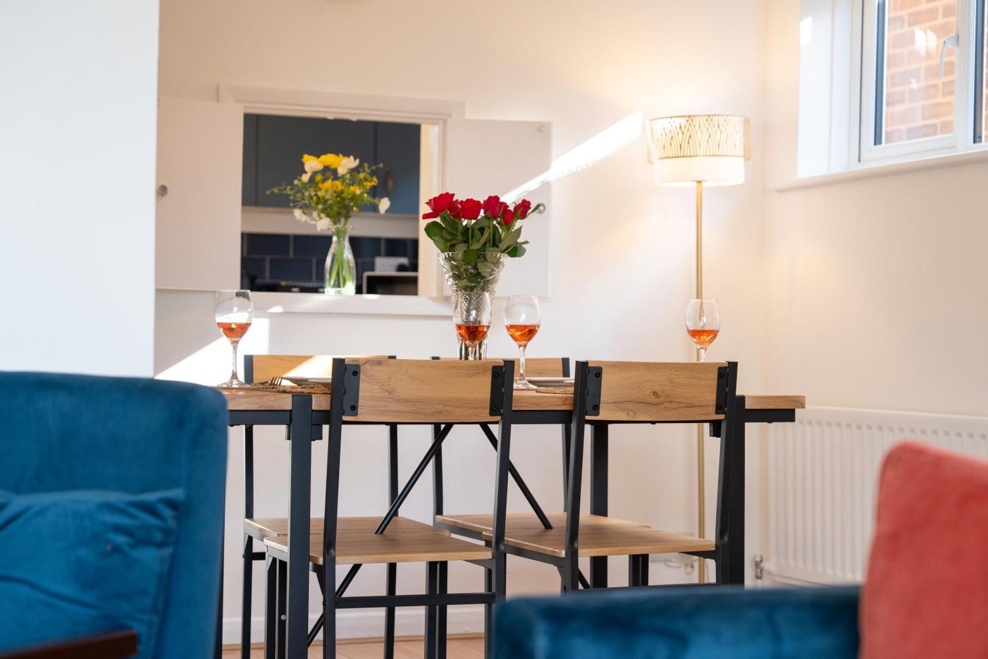 Stylish 4 Bedroom Spacious Retreat With Parking - Sleeps 10 - Families & Contractors Canterbury Eksteriør bilde