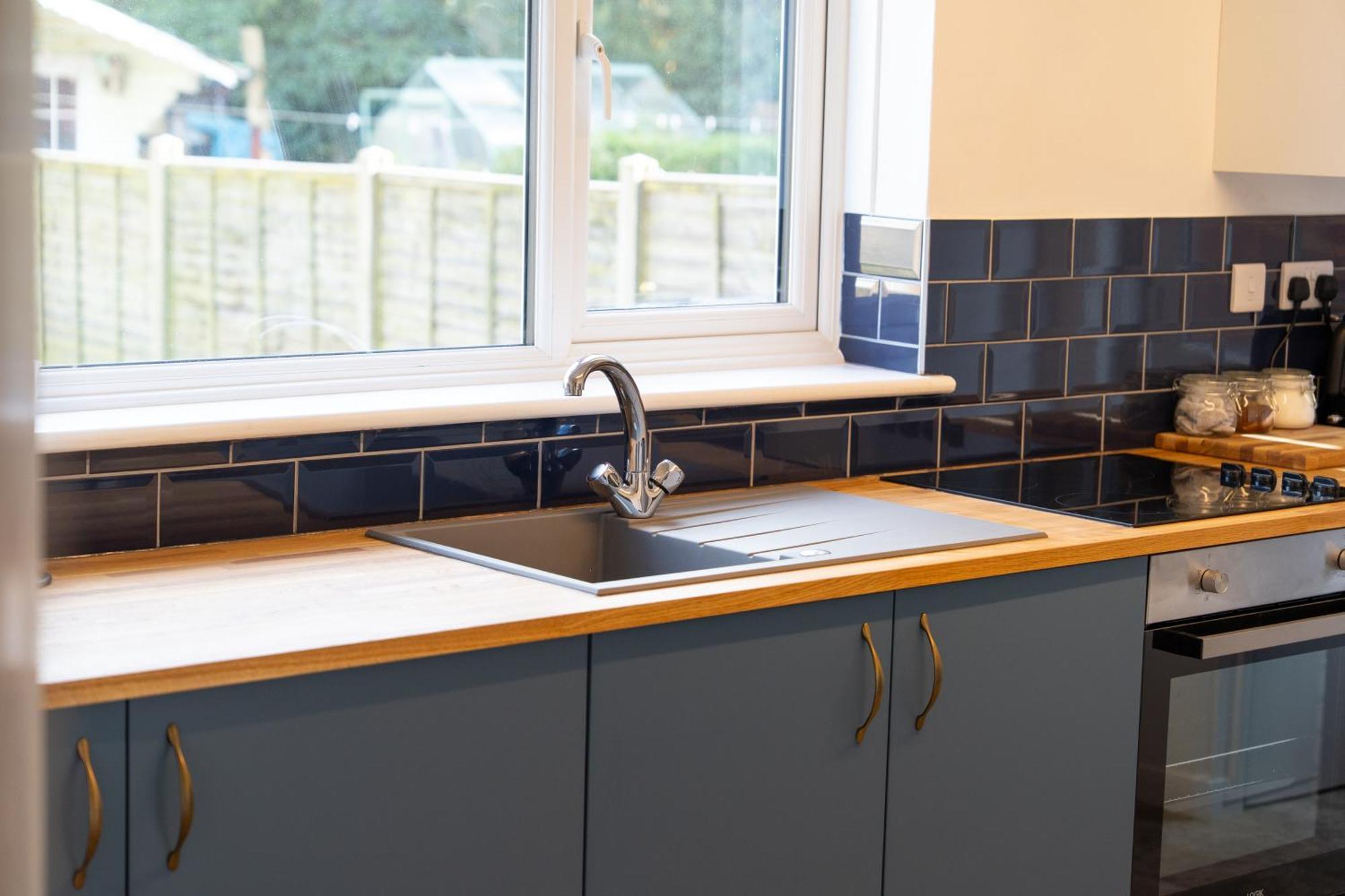 Stylish 4 Bedroom Spacious Retreat With Parking - Sleeps 10 - Families & Contractors Canterbury Eksteriør bilde