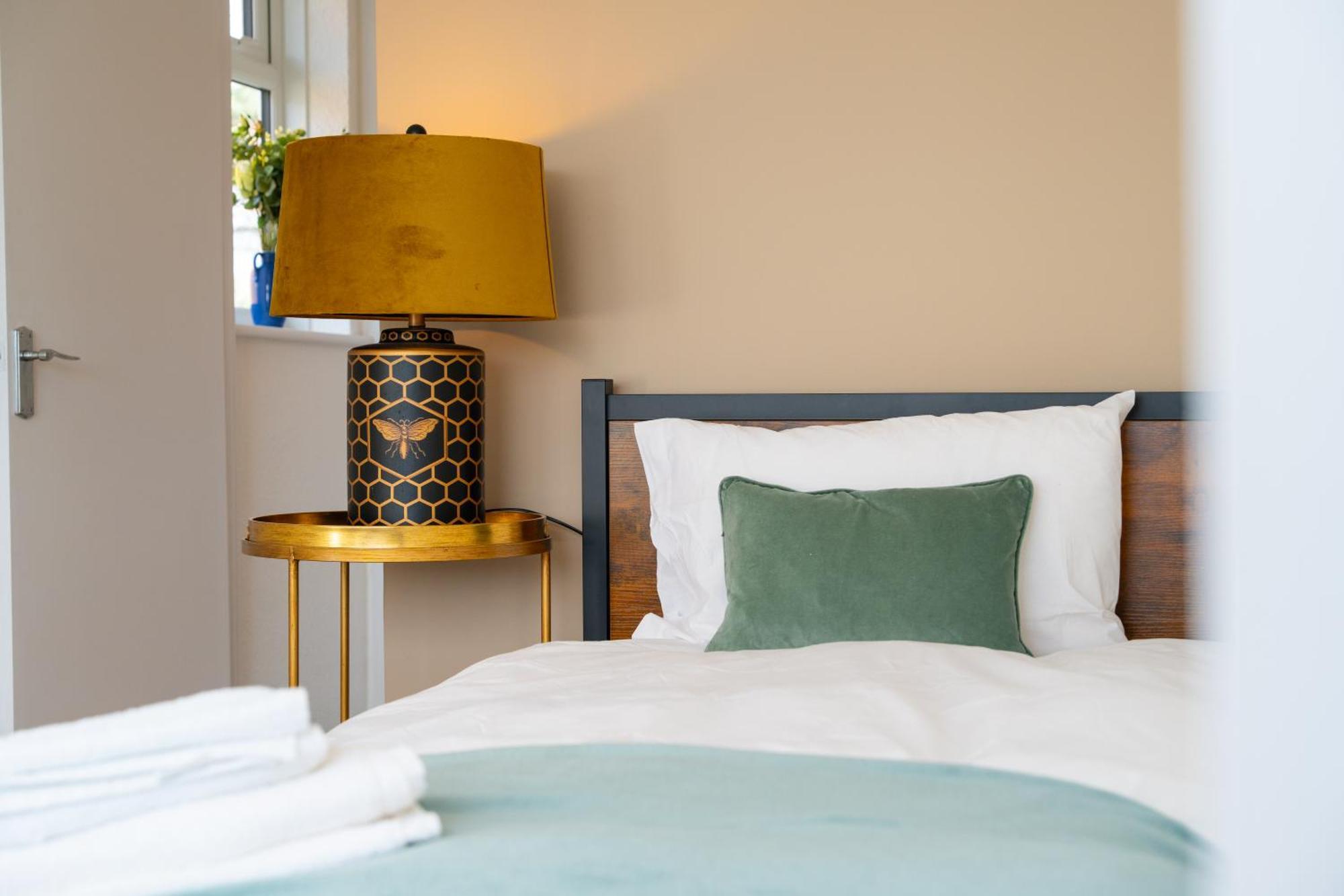 Stylish 4 Bedroom Spacious Retreat With Parking - Sleeps 10 - Families & Contractors Canterbury Eksteriør bilde