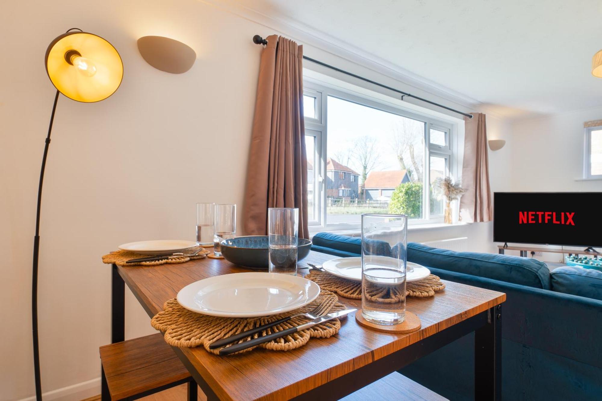 Stylish 4 Bedroom Spacious Retreat With Parking - Sleeps 10 - Families & Contractors Canterbury Eksteriør bilde