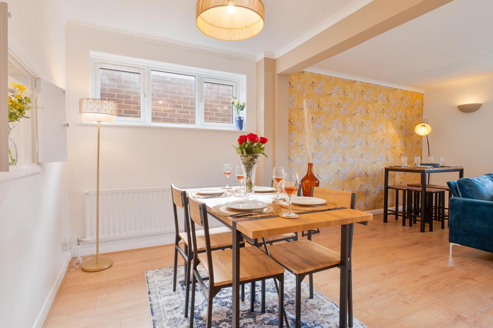 Stylish 4 Bedroom Spacious Retreat With Parking - Sleeps 10 - Families & Contractors Canterbury Eksteriør bilde