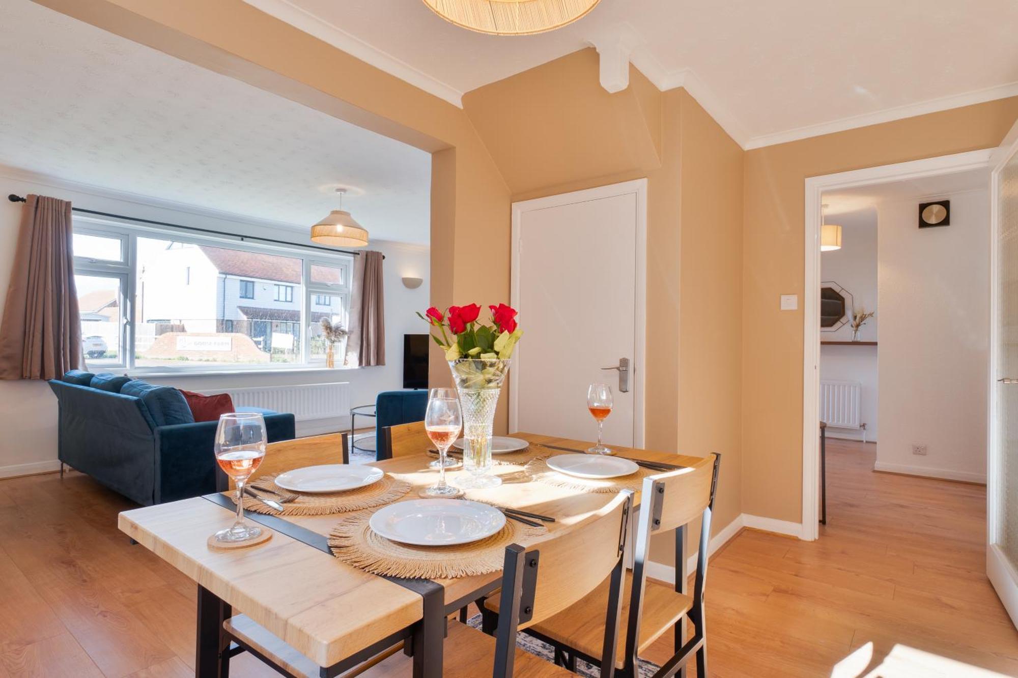 Stylish 4 Bedroom Spacious Retreat With Parking - Sleeps 10 - Families & Contractors Canterbury Eksteriør bilde