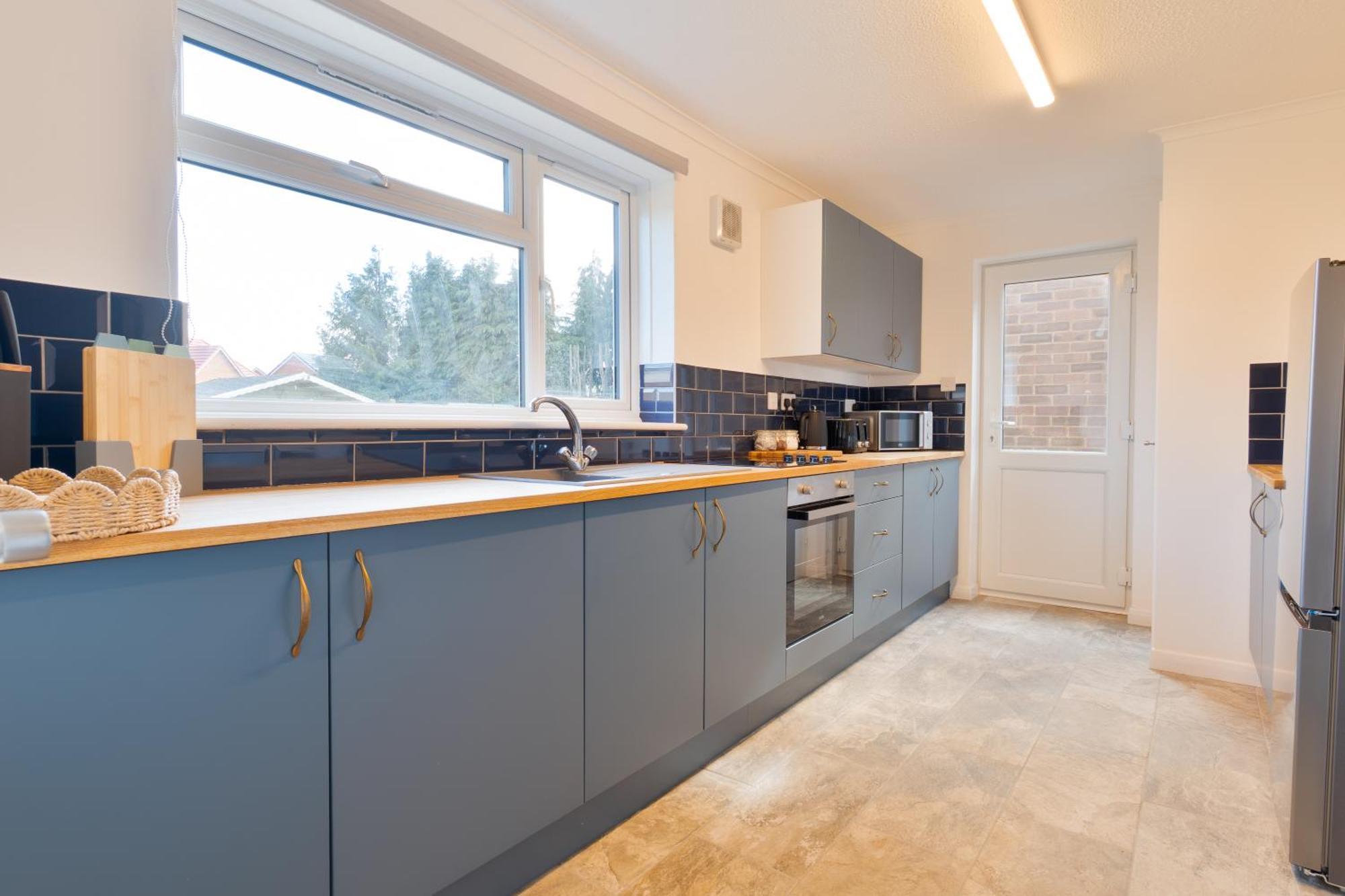 Stylish 4 Bedroom Spacious Retreat With Parking - Sleeps 10 - Families & Contractors Canterbury Eksteriør bilde