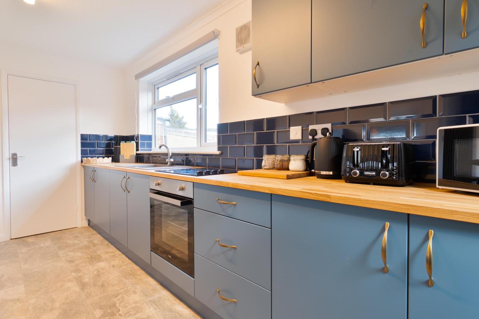 Stylish 4 Bedroom Spacious Retreat With Parking - Sleeps 10 - Families & Contractors Canterbury Eksteriør bilde