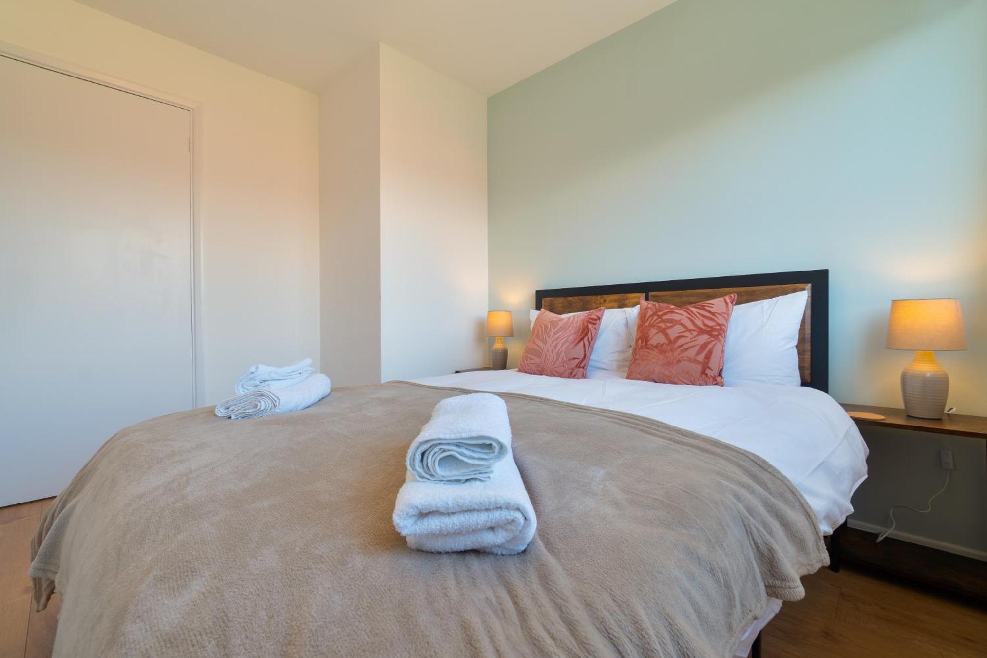 Stylish 4 Bedroom Spacious Retreat With Parking - Sleeps 10 - Families & Contractors Canterbury Eksteriør bilde