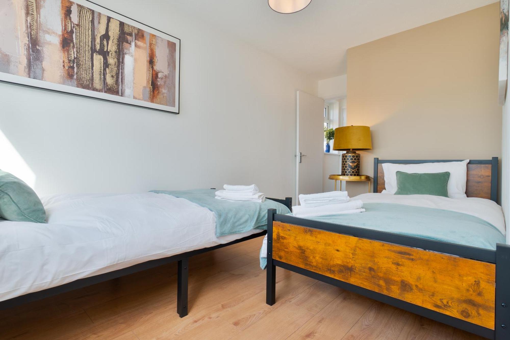 Stylish 4 Bedroom Spacious Retreat With Parking - Sleeps 10 - Families & Contractors Canterbury Eksteriør bilde
