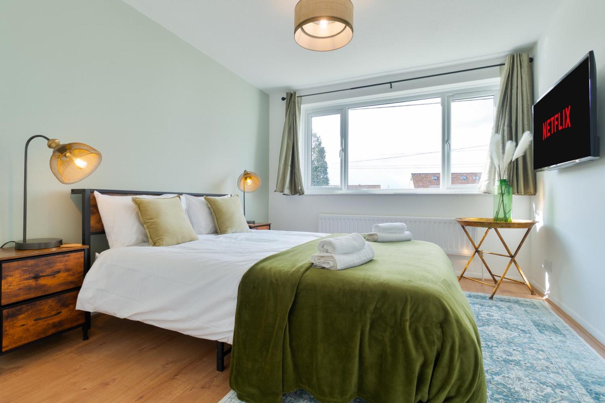 Stylish 4 Bedroom Spacious Retreat With Parking - Sleeps 10 - Families & Contractors Canterbury Eksteriør bilde