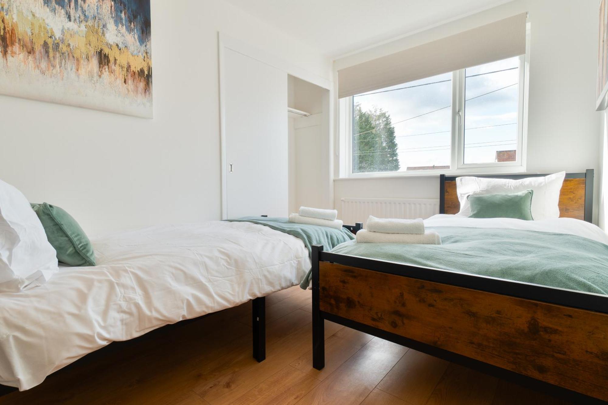 Stylish 4 Bedroom Spacious Retreat With Parking - Sleeps 10 - Families & Contractors Canterbury Eksteriør bilde