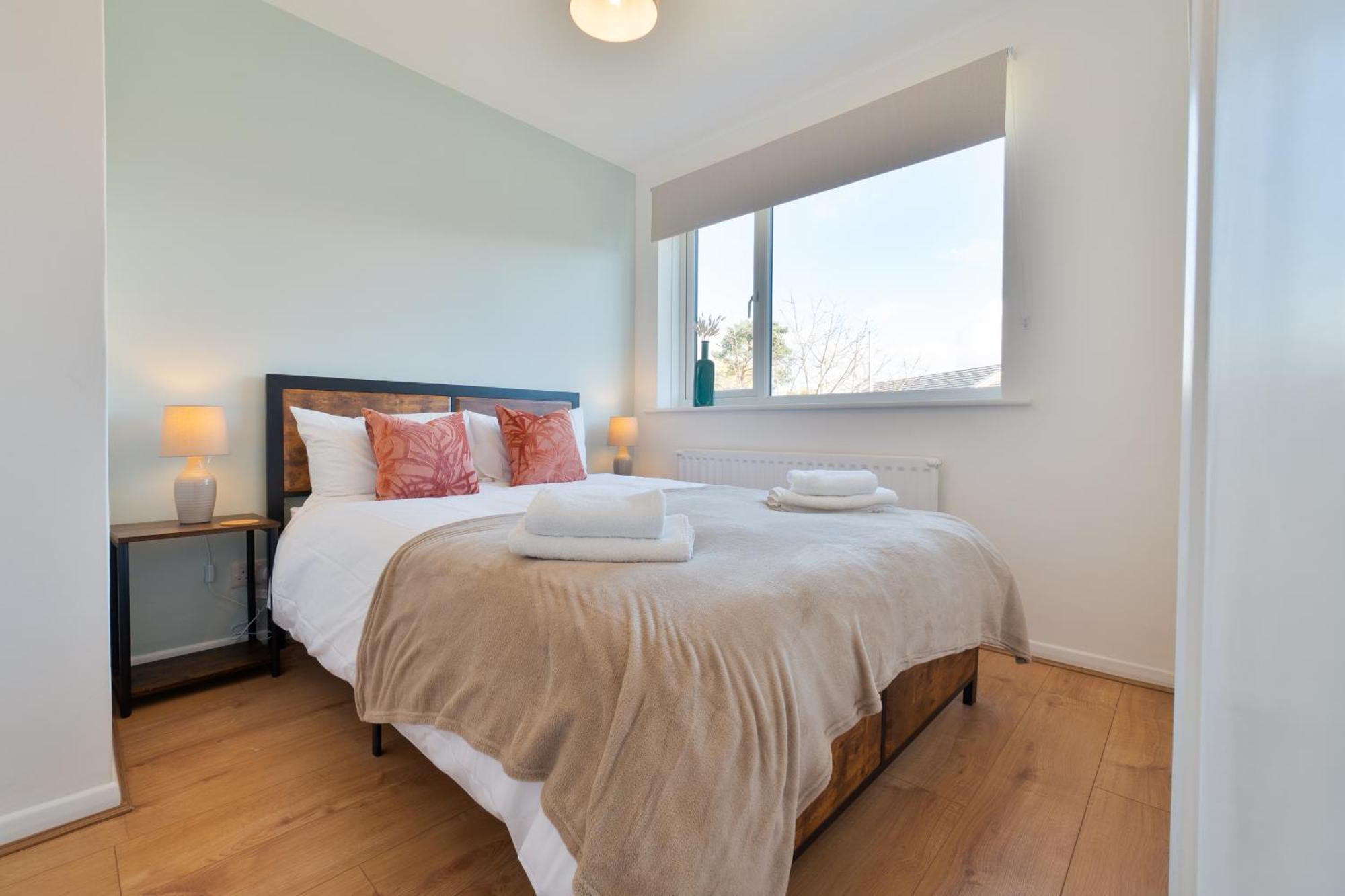 Stylish 4 Bedroom Spacious Retreat With Parking - Sleeps 10 - Families & Contractors Canterbury Eksteriør bilde