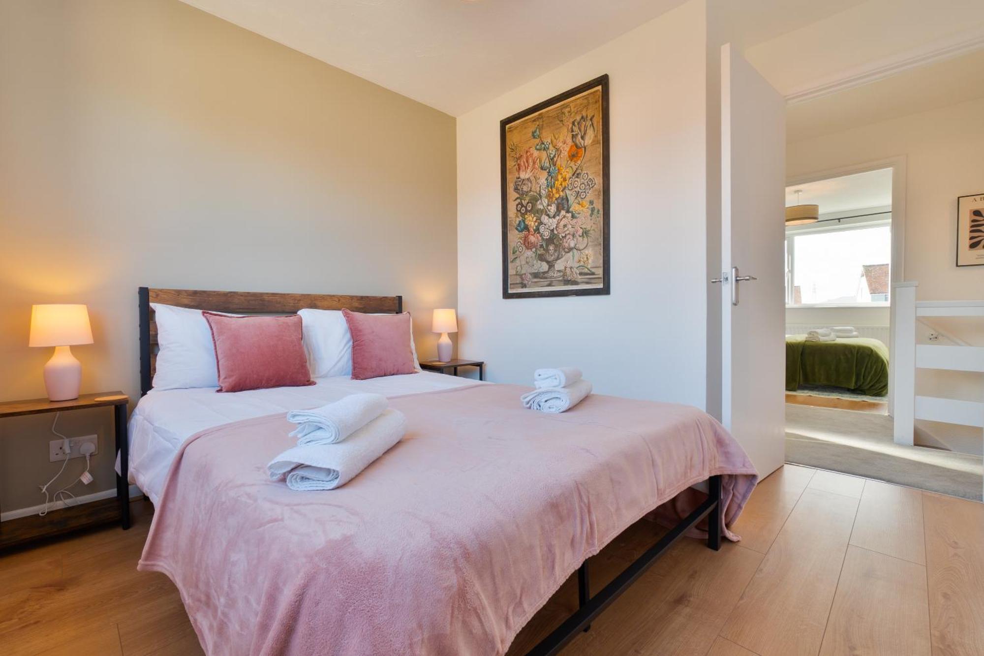 Stylish 4 Bedroom Spacious Retreat With Parking - Sleeps 10 - Families & Contractors Canterbury Eksteriør bilde