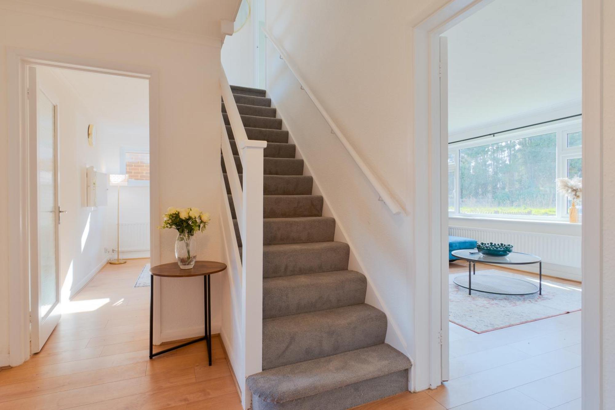 Stylish 4 Bedroom Spacious Retreat With Parking - Sleeps 10 - Families & Contractors Canterbury Eksteriør bilde