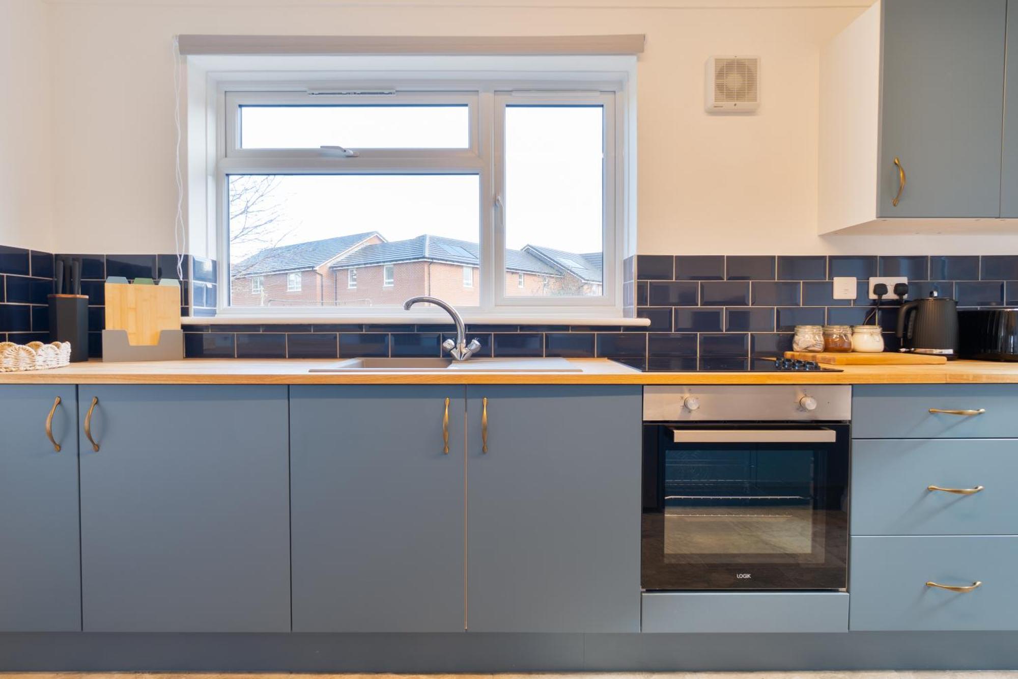 Stylish 4 Bedroom Spacious Retreat With Parking - Sleeps 10 - Families & Contractors Canterbury Eksteriør bilde